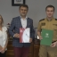2 mezczyzn i jedna kobieta. Mezczyzni trzymaja teczki 